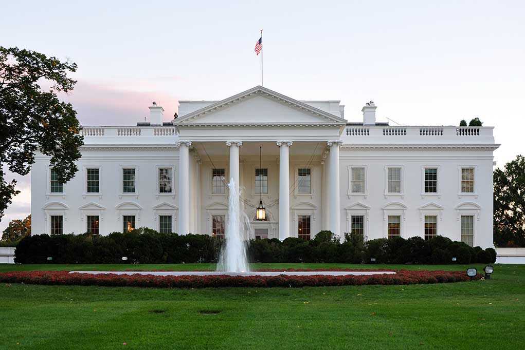 158620832 The White House with fountain and American flag