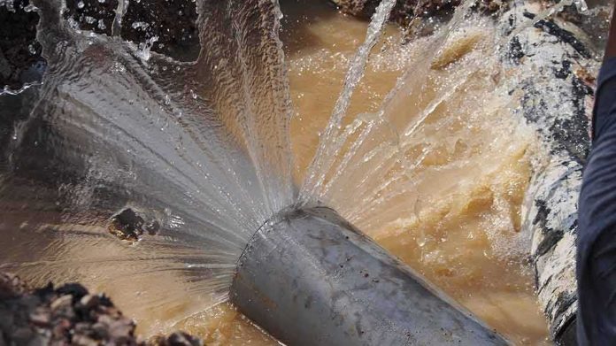 shutterstock_710223931 Burst water pipe spraying muddy water
