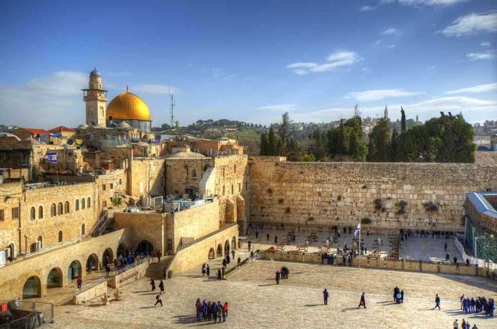 shutterstock_95514733 View of the Western Wall and Dome of the Rock in Jerusalem