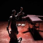 She SNORED 40 Minutes Into Her Execution — It’s Not OVER For Her Lady Justice statue with scales in dramatic light beside an empty gurney