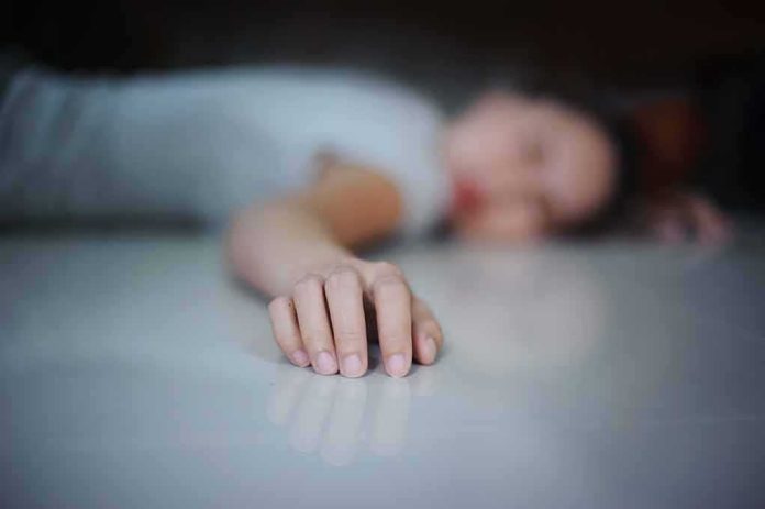 shutterstock_547740265 Hand of a person lying on the floor
